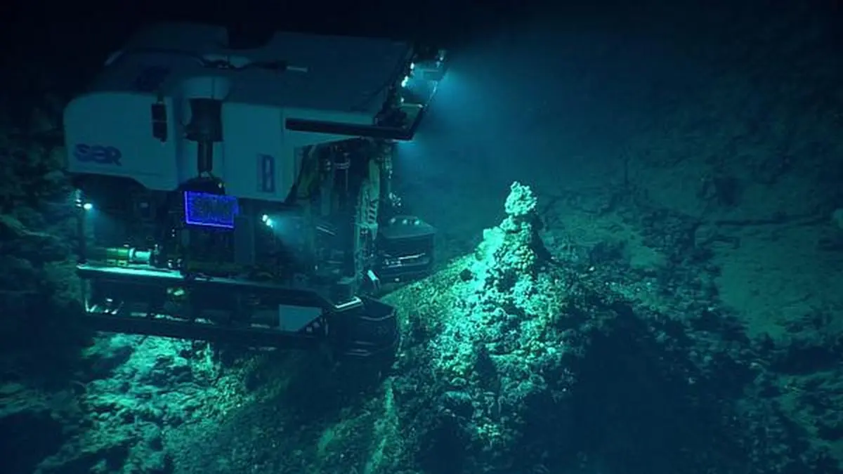 FL14-Ocean-ROV-hydrothermal-vent-1b