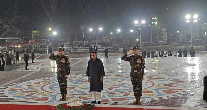একুশের-প্রথম-প্রহরে-শহীদ-মিনারে-প্রধানমন্ত্রীর-শ্রদ্ধা-2602210435